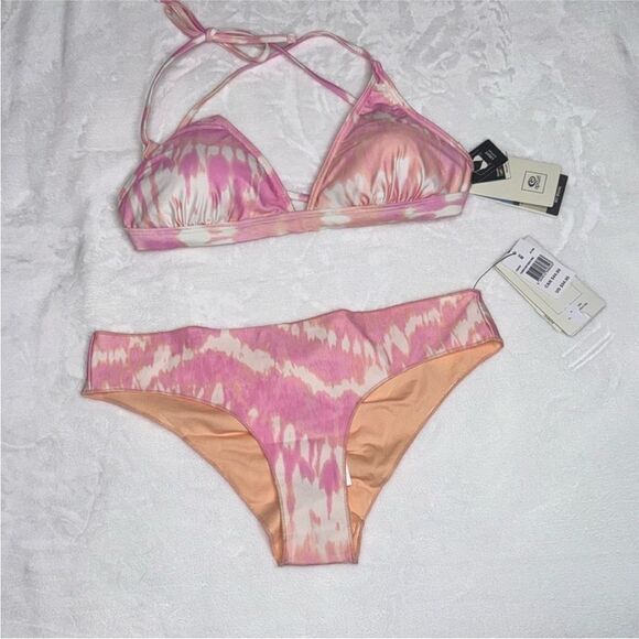RIP CURL CLASSIC SURF ECO CROSSBACK TRI BIKINI TOP & CHEEKY BIKINI BOTTOM
Medium - Picture 7 of 10